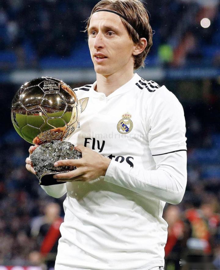 无缘升级向球迷跪拜道歉，水原三星主帅卞成焕赛后主动辞职